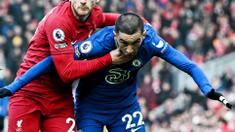 Pemain Chelsea, Hakim Ziyech, diadang pemain Liverpool,  Andrew Robertson, pada laga Liga Inggris di Stadion Anfield (21/1/2023). Impian Hakim Ziyech bermain bersama Lionel Messi, Neymar, Kylian Mbappe, dan sahabat baiknya Achraf Hakimi, gagal total. Transfernya sebagai pemain pinjaman ke PSG batal di akhir-akhir bursa transfer bulan Januari 2023 karena The Blues salah mengirim dokumen. (AFP/Paul Ellis)