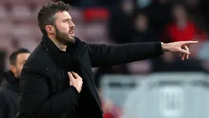Pelatih Middlesbrough, Michael Carrick memberi instruksi dari pinggir lapangan saat menghadapi Brighton and Hove Albion pada laga putaran ketiga Piala FA 2022/2023 di Riverside Stadium, Middlesbrough (7/1/2023). Michael Carrick saat ini tengah membesut Middlesbrough sejak ditunjuk pada 24 Oktober 2022. Sebelumnya ia sempat menjadi caretaker Manchester United hanya dalam 3 laga, mulai 21 November 2021 hingga 2 Desember 2021. (AFP/Oli Scarff)