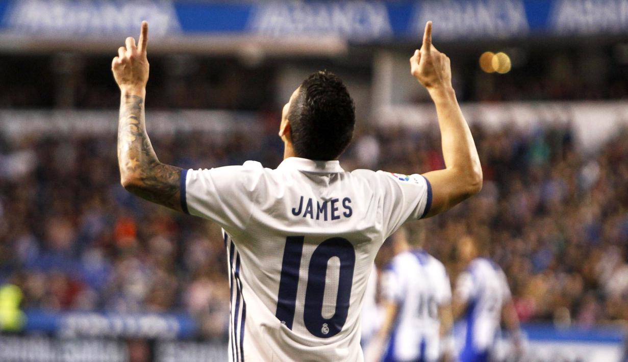 Gelandang Real Madrid, James Rodriguez, merayakan gol yang dicetaknya ke gawang Deportivo pada laga La Liga di Stadion Riazor, La Coruna, Rabu (26/4/2017). Deprtivo kalah 2-6 dari Madrid. (EPA/Cabalar)