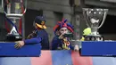 Pemain Barcelona, Andres Iniesta mengambil gambar fans saat mengikuti parade juara di  Barcelona, (30/4/2018). Gelar La Liga 2017-2018 meruapakan yang ke-25 bagi tim Catalan tersebut. (AFP/Lluis Gene)