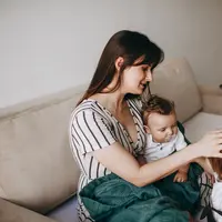 Daripada terus merasa harus mengikuti standar orang lain, ada cara yang lebih tenang untuk menghadapi kritik tentang gaya mengasuh balita. (Foto/Dok: Pexels)