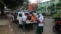 Polrestabes Medan mengerahkan ratusan kendaraan untuk mengangkut warga yang telantar akibat mogok massal ribuan sopir angkot. (Liputan6.com/Reza Efendi)