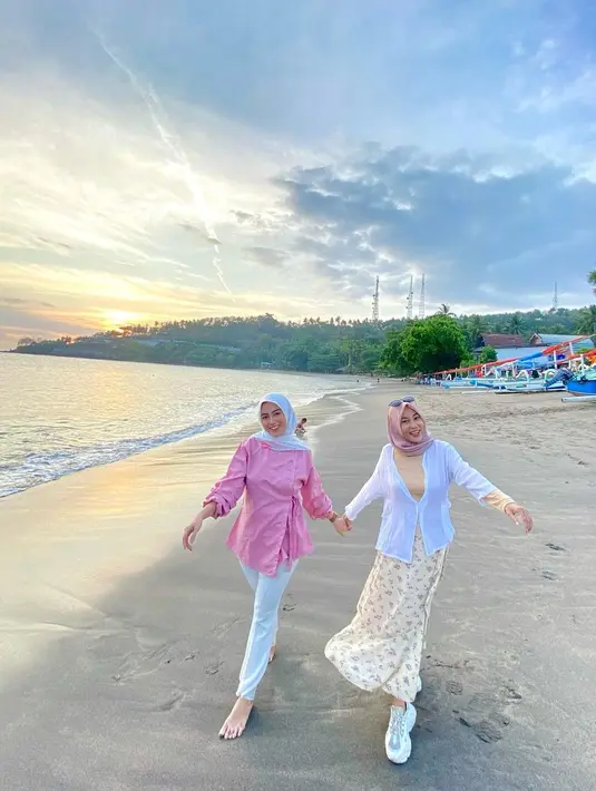 Ibu dan anak ini selalu tampil kompak dalam berbagai momen, mulai dari liburan di alam hingga hangout berdua. Saking kompaknya, tak heran jika banyak yang salah fokus dan mengira jika ibu dan anak ini adalah kakak adik. Buah jatuh tak jauh dari pohonnya, mungkin kalimat tersebutlah yang menggambarkan kemiripan Nabilah dan sang bunda. (Liputan6.com/IG/@nblh.ayu)