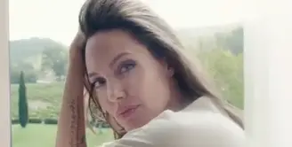 Angelina Jolie dan Brad Pitt memang belum resmi bercerai, dan sampai saat ini keduanya masih menjalani proses tersebut. Sempat menghilang usai menggugat cerai Pitt, kini Jolie kembali berkarier  di dunia hiburan. (doc.aceshowbiz.com)
