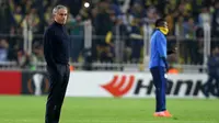 Manajer Manchester United Jose Mourinho menemani timnya melawan Fenerbahce di Sukru Saracoglu, Istanbul, Kamis (3/11/2016). (AFP/STR)
