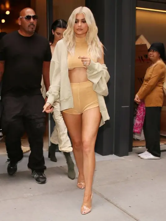 Kylie Jenner pun menjadi salah satu selebriti yang gemar menggunakan style underboob. (irishmirror.ie)