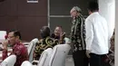 Menko Perekonomian Darmin Nasution berbincang saat mengunggu Rakor Tingkat Menteri di Kantor Kemenko PMK, Jakarta, Rabu (6/11). Rakor tersebut membahas tentang Evaluasi Pelaksanaan Program Rastra dan BPNT tahun 2017. (Liputan6.com/Faizal Fanani)