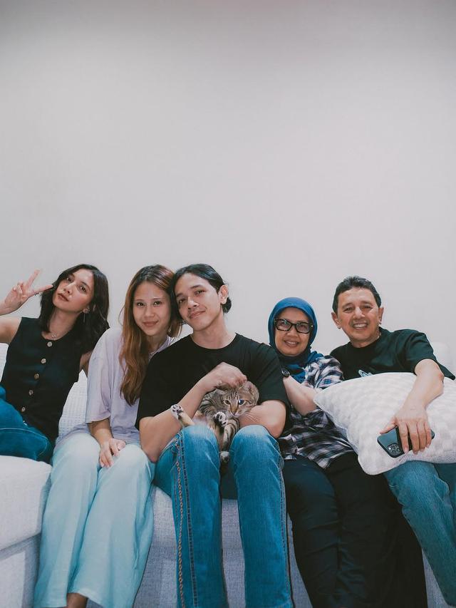 6 Potret Kejutan Ultah Faishal Tanjung Adik Sheila Dara, Nadin Amizah Ikut Meriahkan