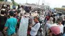 Suasana konsumen saat berbelanja di pedagang kaki lima kawasan luar Pasar Senen, Jakarta, Minggu (1/12/2019). Pedagang kaki lima di luar kawasan pasar senen menolak relokasi di pasar kenari, rencananya akan dipindahkan pada 1 Desember 2019 ini. (Liputan6.com/Herman Zakharia)