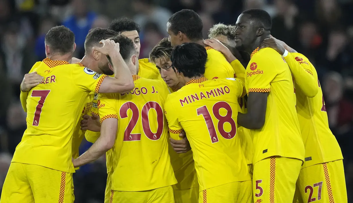 Para pemain Liverpool merayakan setelah Joel Matip mencetak gol kedua timnya ke gawang Southampton pada pertandingan lanjutan Liga Inggris di Stadion St. Mary di Southampton, Inggris, Rabu (18/5/2022). Kemenangan ini membuat Liverpool terus menempel Manchester City di puncak klasemen. (AP Photo/Frank Augstein)