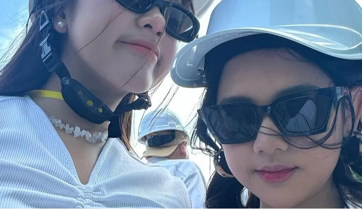 Tiara Andini juga hadir mengenakan atasan putih kerah v neck, lengkap dengan kalung dan kacamata hitamnya. Tiara juga mengenakan helm proyeknya.[@zivamagnolya]