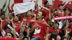 Ekspresi suporter saat mendukung Timnas Indonesia pada laga semifinal AFF Cup 2016 melawan Vietnam di Stadion Pakansari, Bogor, (03/12/2016). (Bola.com/Nicklas Hanoatubun)