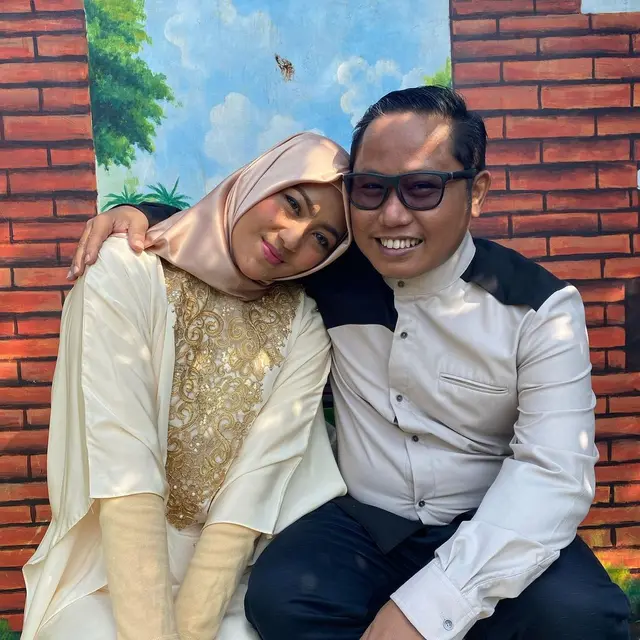 6 Potret Kemesraan Narji dan Istri yang Jarang Tersorot, Bak Pengantin Baru