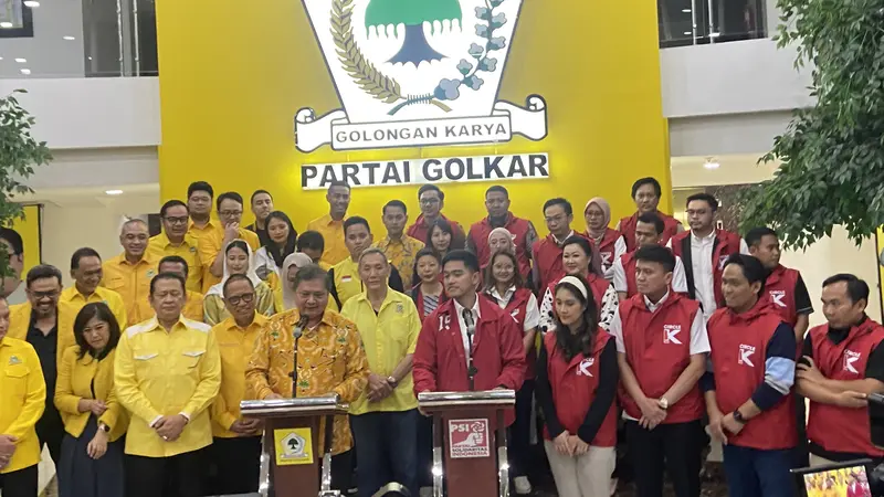 Ketua Umum Partai Golkar, Airlangga Hartarto saat menerima kunjungan Ketua Umum PSI Kaesang Pangarep di DPP Partai Golkar, Jakarta Barat, Kamis 11 Juli 2024.