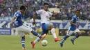 Gelandang Arema Malang, Muhammad Rafli, berusaha menghalau bola saat melawan Persib Bandung pada laga Piala Indonesia di Stadion Si Jalak Harupat, Bandung, Senin (18/2). Persib bermain imbang 1-1 melawan Arema. (Bola.com/Vitalis Yogi Trisna)