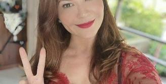 Pesona Tamara Bleszynski Mengenakan Kebaya