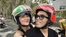 Pasangan ini pun memilih motor Vespa merah. Tampak kompak dengan mengenakan helm berkaca. Thariq tampil dengan kacamata hitamnya. [@aaliyah.massaid]