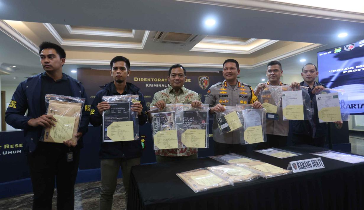 Direktur Kriminal Umum Polda Metro Jaya Kombes Iman Iman mengatakan pihaknya telah menerima 199 pengaduan dan 8 laporan dalam bentuk laporan polisi sehingga saat ini terdapat 207 permasalahan perkara yang menyangkut dengan wedding organizer ini.  Tampak dalam foto, Direktur Kriminal Umum Polda Metro Jaya Kombes Iman Imanuddin (ketiga kiri) bersama Kabid Humas Polda Metro Jaya Bhudi Hermanto (ketiga kanan) menunjukkan barang bukti kasus penipuan yang dilakukan Ayu Puspita, pemilik Wedding Organizer by Ayu Puspita, di Gedung Ditreskrimum Polda Metro Jaya, Sabtu (13/12/2025). (Kapanlagi.com/Budy Santoso)