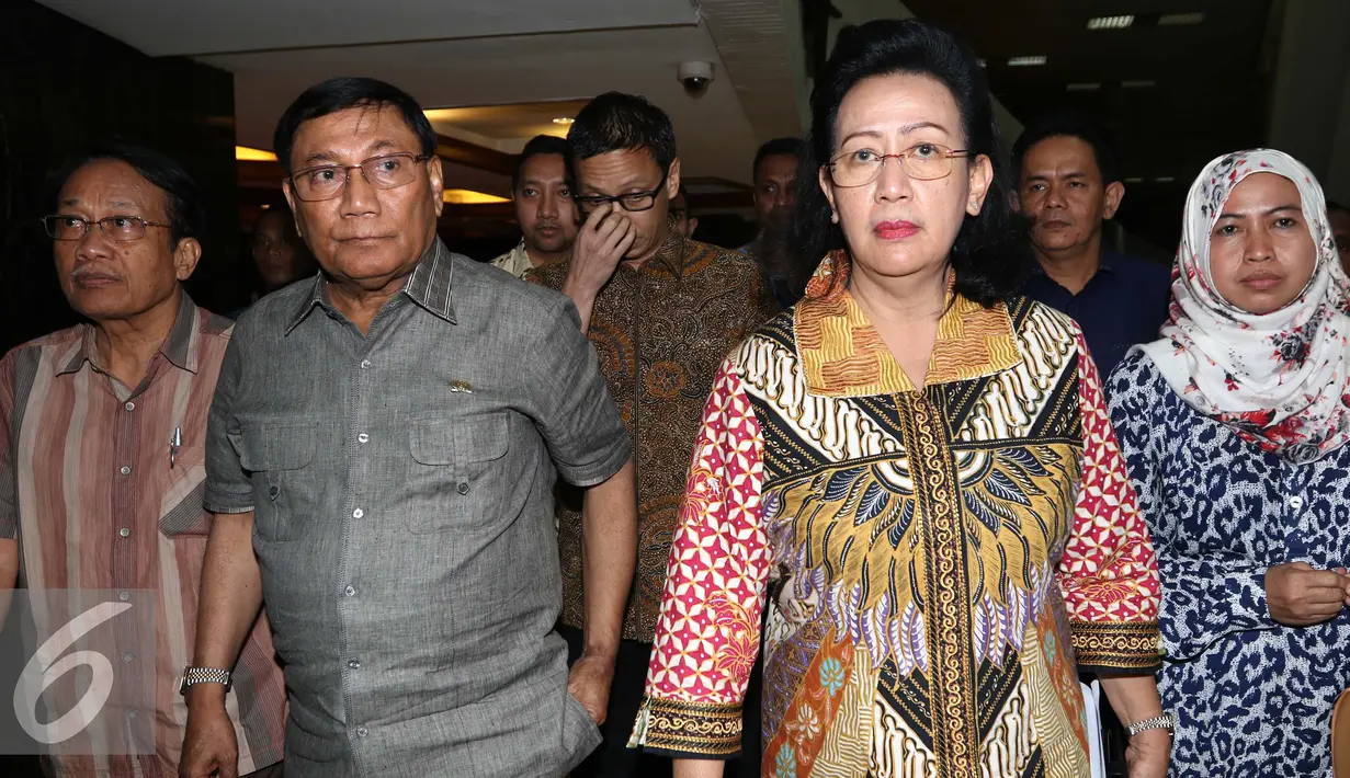 Wakil Ketua Dewan Perwakilan Daerah (DPD) RI, Farouk Muhammad (keempat kiri) dan para anggota DPD RI saat menggelar konfrensi pers terkait penangkapan Ketua DPD RI, Irman Gusman oleh KPK di Nusantara III, Jakarta, Sabtu (17/9). (Liputan6.com/Helmi Afandi)