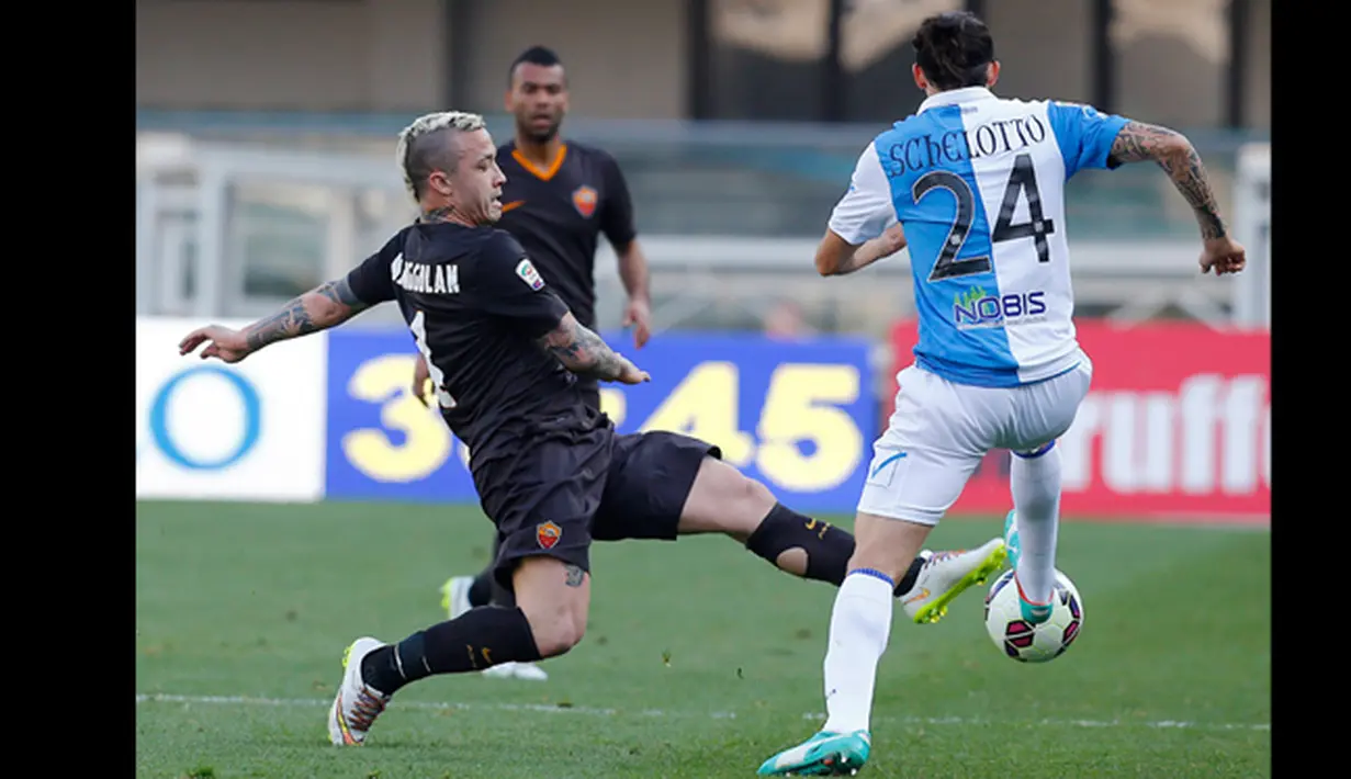 Gelandang AS Roma, Radja Nainggolan berduel dengan pemain Chievo Verona Ezequiel Schelotto pada laga serie A di Marcantonio Bentegodi, Verona, Italia (8/3/2015). Verona bermain imbang 0-0 dengan AS Roma.  (AFP PHOTO/Stefano Rellandini)