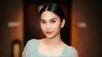Begini detail makeup Azizah Salsha di acara pelantikan sang ayah. Wajah Azizah dipoles dengan makeup flawless oleh MUA Ochi Pramita, pesonanya makin terpancar. Makeup-nya tidak berlebihan, lipstik nude matte Azizah Salsha lebih ditonjolkan dalam tema makeup-nya ini. Softlens yang dipakainya membuat matanya makin cantik. Rambut istri Pratama Arhan ini ditata rapi dan simpel dengan disanggul. (Liputan6.com/IG/@azizahsalsha_)
