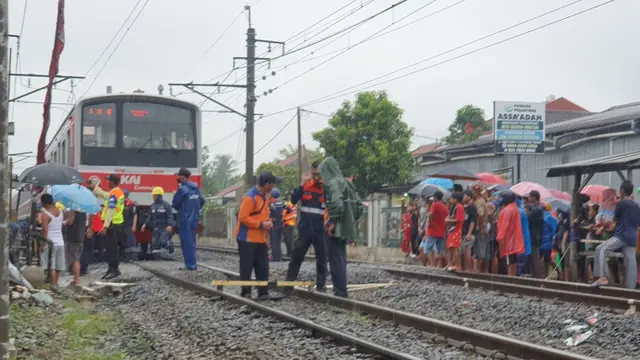 Evakuasi angkot yang tertabrak KRL jurusan Bogor-Jakarta, di perlintasan tidak resmi Rawa Indah, Kecamatan Cipayung, Kota Depok. (