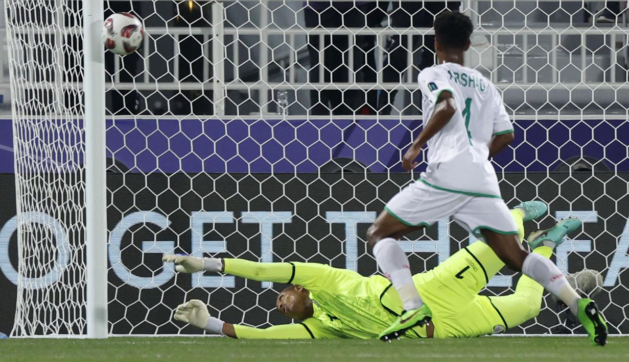 Kiper Timnas Oman, Ibrahim al-Mukhaini melakukan penyelamatan saat menghadapi Kirgistan pada laga ketiga Grup F Piala Asia 2023 di Abdullah bin Khalifa Stadium, Doha, Qatar, Kamis (25/1/2024). (AFP/Karim Jaafar)