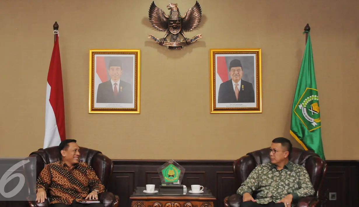 Direktur Utama Indosiar, Imam Sudjarwo (kiri) berbincang dengan Menag Lukman Hakim Saifuddin saat melakukan audiensi di Gedung Kemenag, Jakarta, Jumat (27/5). Pertemuanmembahas sejumlah hal jelang bulan suci Ramadan. (Liputan6.com/Helmi Fithriansyah)