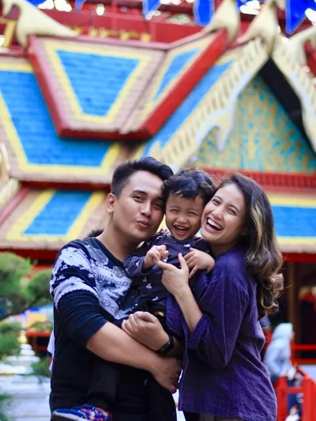 6 Potret Denny Darko Bareng Keluarganya yang Selalu Tampil Harmonis