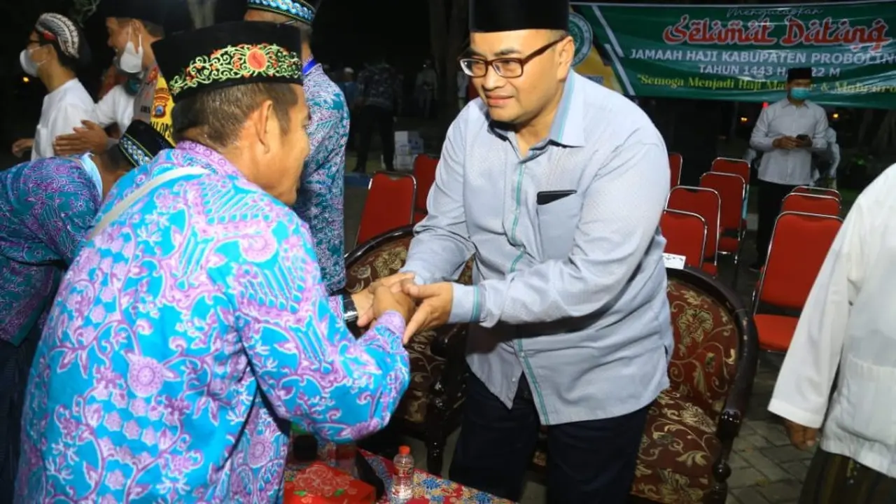 Plh Bupati Probolinggo Timbul Prihanjoko menyambut jaah haji asal Probolinggo di miniatur ka'bah Probolinggo (Istimewa)