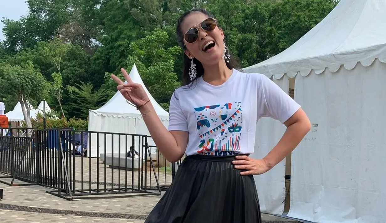 Dengan penampilan yang simpel, bintang sinetron 'Bidadari' ini tampil ceria dengan pose dua jari. Gracia mengenakan kaus putih yang dipadukan dengan rok hitam. Penampilannya makin menawan dengan kacamata hitam dan penggunaan aksesoris seperti anting. (Liputan6.com/IG/@graciaz14)