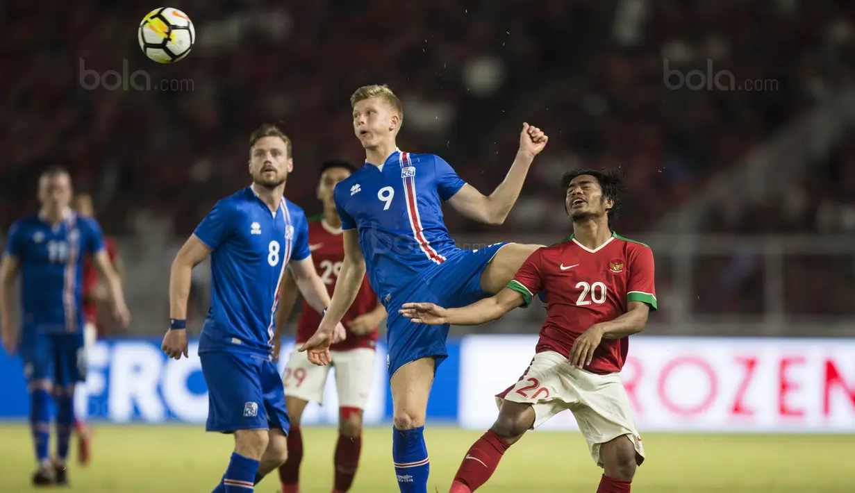 Striker Timnas Indonesia, Ilham Udin Armaiyn, berebut bola dengan striker Islandia, Ottar Karlsson, pada laga persahabatan di SUGBK, Jakarta, Minggu (14/1/2018). Indonesia kalah 1-4 dari Islandia. (Bola.com/Vitalis Yogi Trisna)