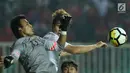 Penjaga gawang timnas Indonesia U-23, M Ridho (kiri) berebut bola atas dengan pemain Korea Selatan U-23 pada laga persahabatan di Stadion Pakansari, Kab Bogor, Sabtu (23/6). Indonesia U-23 kalah 1-2. (Liputan6.com/Helmi Fithriansyah)