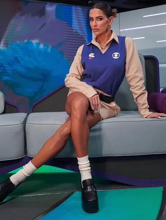 Saat tampil di stasiun SporTV, Deborah Secco kerap tampil stylish mengenakan kemeja warna biru yang senada seperti jersey timnas Brasil sebagai bentuk dukungan pada negara. @dedesecco.