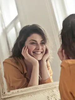 Wanita bahagia (pexels.com/Andrea Piacquadio).