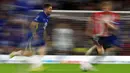 Pemain Chelsea Mateo Kovacic (kiri) berlari mengejar bola saat melawan Southampton pada pertandingan Piala Liga Inggris di Stadion Stamford Bridge, London, Inggris, 26 Oktober 2021. Chelsea menang adu penalti dengan skor 4-3 (1-1). (AP Photo/Ian Walton)