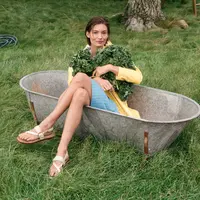 Cole Haan menghadirkan koleksi musim panas dengan desain yang menawan. (Foto: Dokumen Kanmo Group/ Cole Haan)