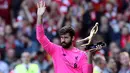 Kiper Liverpool, Alisson Becker menyapa para fans saat memegang penghargaan Golden Gloves usai pertandingan melawan Wolverhampton Wanderers pada lanjutan Liga Inggris di Anfield, Inggris (12/5/2019). Alisson mencatatkan 21 clean sheet di sepanjang musim ini. (Reuters/Carl Recine)