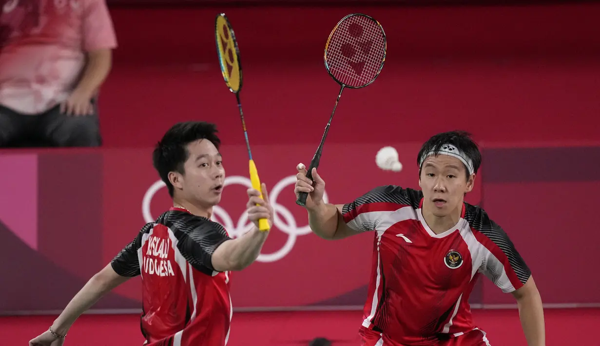 Pebulu tangkis Indonesia Kevin Sanjaya / Marcus Gideon saat bertanding melawan pebulu tangkis Taiwan Lee Yang / Wang Chi-Lin pada babak penyisihan grup ganda putra Olimpiade Tokyo 2020 di Tokyo, Jepang, Selasa (27/7/2021). Kevin Sanjaya / Marcus Gideon kalah. (AP Photo/Dita Alangkara)