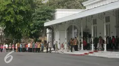 Sejumlah warga berantusias mengikuti open house Presiden Jokowi di Istana Kepresidenan Gedung Agung, Yogyakarta, Sabtu (9/7). Open House ini diikuti oleh ribuan masyarakat yang berada di Yogyakarta. (Liputan6.com/Boy Harjanto)