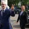 CEO Apple, Tim Cook (tengah) saat tiba untuk pertemuan dengan Presiden Indonesia Joko Widodo (Jokowi) di Istana Merdeka di Jakarta pada 17 April 2024. (BAY ISMOYO/AFP)