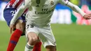 Gelandang Real Madrid, Isco berusaha mengejar bola dari kawalan bek Atletico Madrid, Juanfran pada final Piala Super Eropa di Lillekula Stadium di Tallinn, Estonia, (15/8). Real Madrid kalah 4-2 atas Atletico. (AP Photo/Pavel Golovkin)