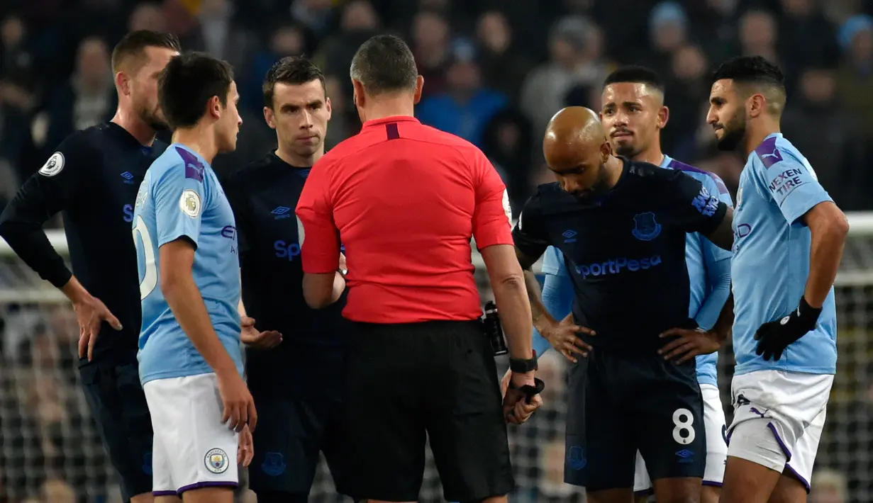 Wasit Andre Marriner (tengah) berbicara dengan para pemain saat pertandingan lanjutan Liga Inggris antara Manchester City dengan Everton di Etihad Stadium, Manchester, Inggris, Rabu (1/1/2020). Dua gol Gabriel Jesus membawa Manchester City menang 2-1. (AP Photo/Rui Vieira)
