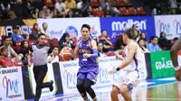 Aksi pemain Bogor Siliwangi, Daniel Wenas (kiri) pada laga kontra Pelita Jaya di lanjutan IBL 2018-2019 di GOR Sritex Arena, Solo, Jumat (11/1/2019). (Media IBL)