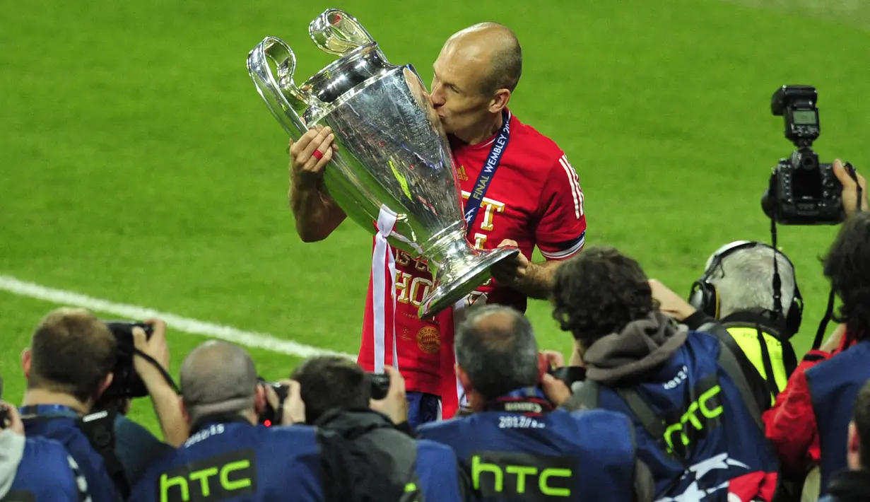 Arjen Robben, sayap lincah berusia 37 tahun mengumumkan pensiun yang kedua kalinya di klub masa kecilnya, Groningen pada 15 Juli 2021. Kali pertama ia mengumumkan pensiun adalah pada 2019 lalu usai lepas dari Bayern Munchen. Berikut 5 tim yang pernah dibelanya. (Foto: AFP/Glyn Kirk)