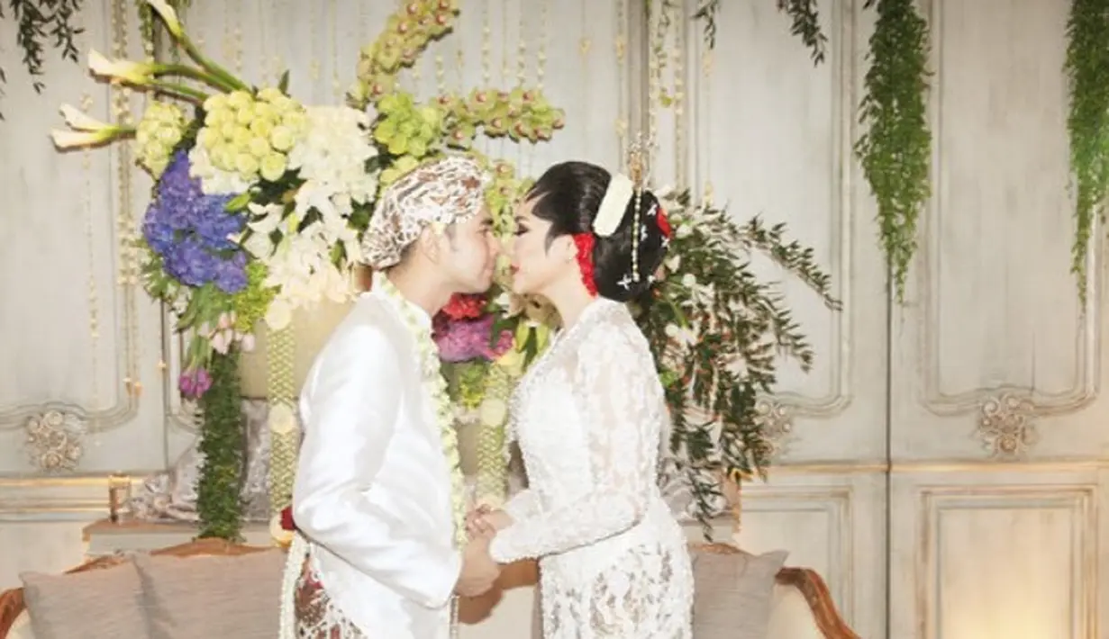 Sementara itu, Nagita tampil dengan kebaya putih berpayet dari desainer Biyan. Yang dipadukan kain lilit batik yang serasi dengan Raffi. [@theleonardi]