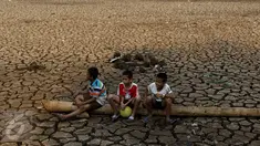 Anak-anak bermain di atas tanah retak Situ Cilodong, Kalibaru, Depok, Rabu (30/9/2015). Musim kemarau panjang menyebabkan situ Cilodong di Kelurahan Kalibaru, Cilodong mengalami kekeringan. (Liputan6.com/Yoppy Renato)