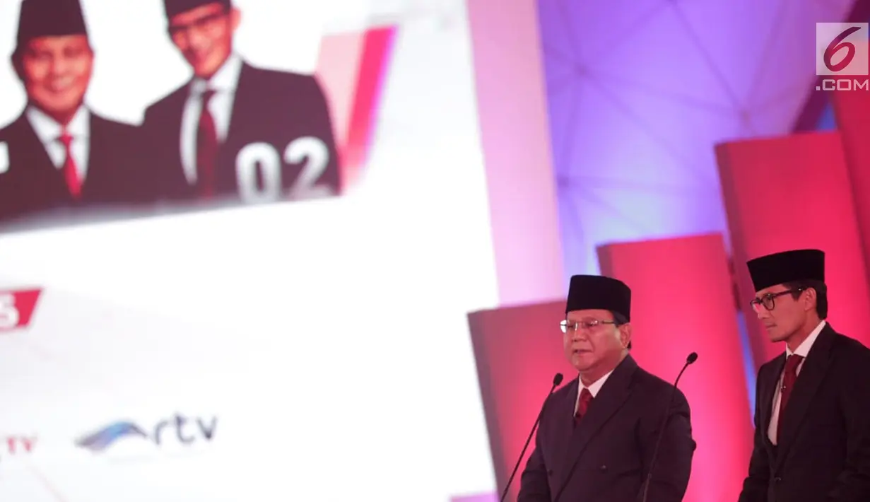 Capres-cawapres nomor urut 02 Prabowo Subianto (kiri) dan Sandiaga Uno saat memaparkan visi misi dalam debat Pilpres 2019, Jakarta, Kamis (17/1). (Liputan6.com/Faizal Fanani)