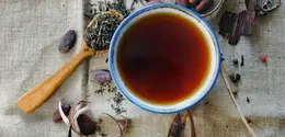 Minum teh bersamaan atau segera setelah makan dapat menurunkan penyerapan zat besi hingga 50% atau lebih pada makanan nabati (Foto: Drew Jemmett/Unsplash)