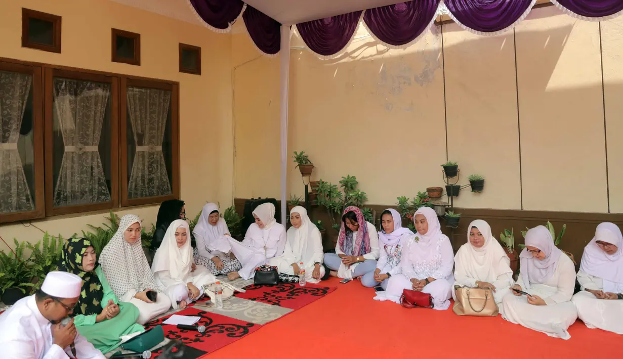 "Hari ini walimatusafar. Pengajian untuk berangkat ke tanah suci. Saya sama mas Agung, suami dari Gebby, berangkat 24 Agustus," ujar Ikke Nurjanah, di kawasan Sukatani, Depok, Selasa (23/8). (Nurwahyunan/Bintang.com)